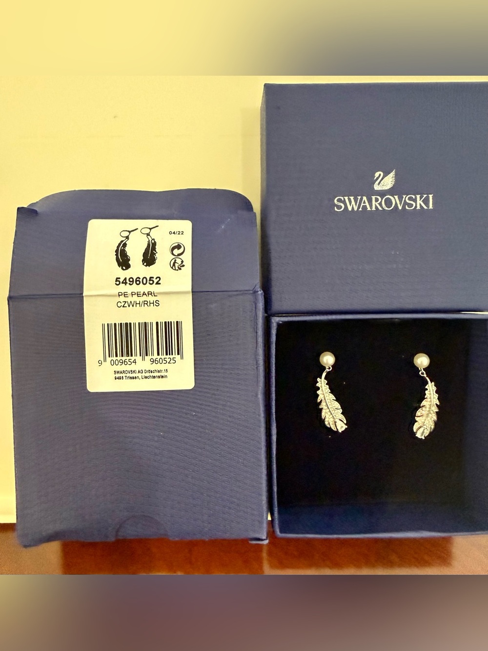 Swarovski Nice Pearl Feather Earrings 5496052 NIB - Picture 3 of 3